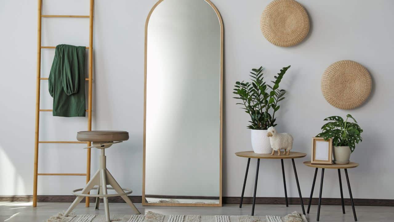 מראות מעוצבות לכניסה לבית שכובשות את עולם העיצוב – כך תבחרו נכון